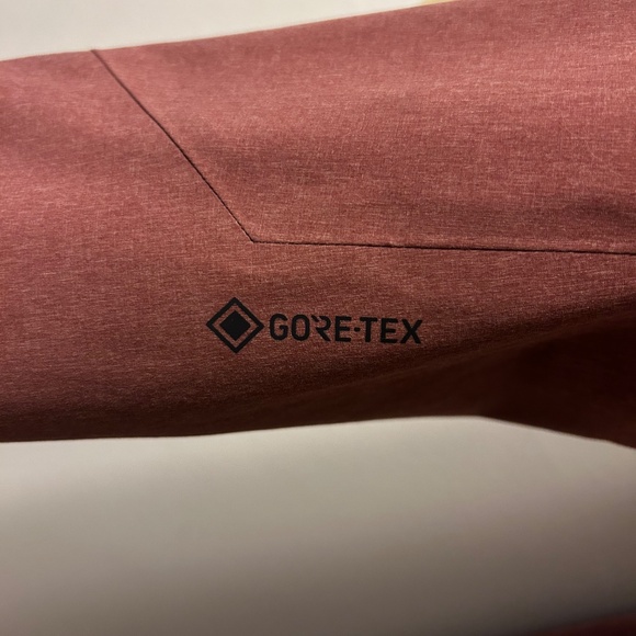 Arc’teryx Women’s long gore-tex rain jacket - Picture 4 of 5